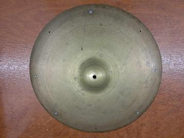 een berg cymbalen beschikbaar voor biedingen
