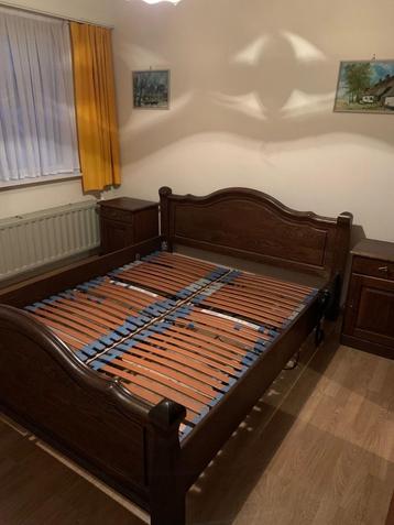 Elektrisch verstelbaar Bed met 2 nachtkastjes beschikbaar voor biedingen