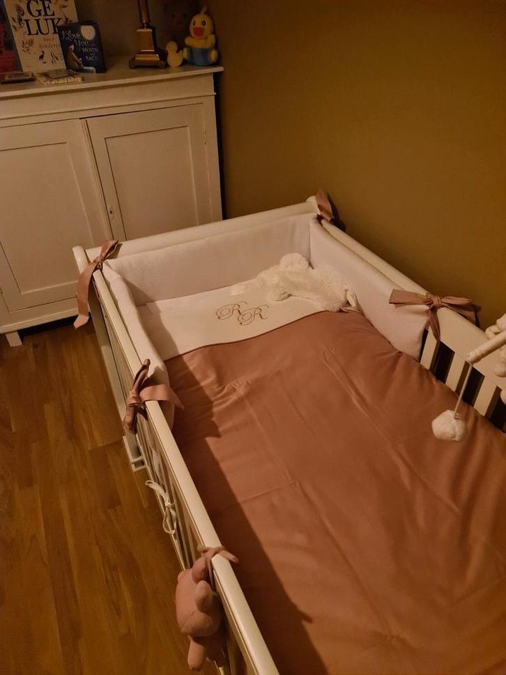 Bedomrander – witte wafelstof met roze satijnen strikken, Kinderen en Baby's, Kinderkamer | Beddengoed, Nieuw, Roze, Ophalen