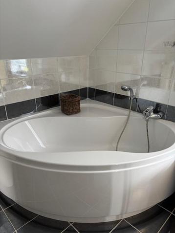 Hoekbad met kraan Hangrohe beschikbaar voor biedingen