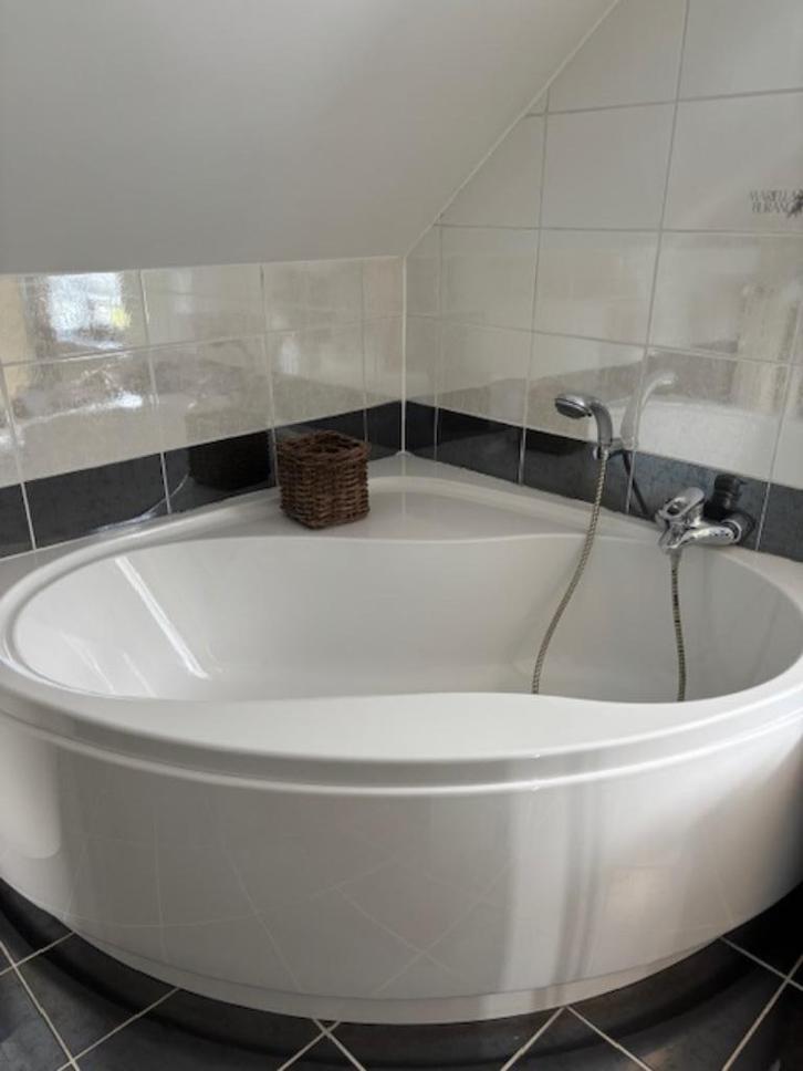 Hoekbad met kraan Hangrohe, Doe-het-zelf en Bouw, Sanitair, Gebruikt, Bad, Ophalen