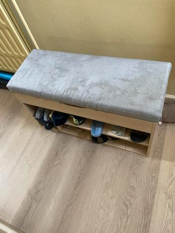 Zittend schoenenrek met ingebouwde organizer beschikbaar voor biedingen
