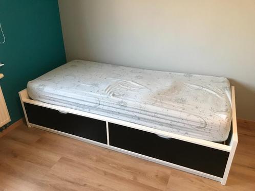 Eénpersoonsbed 200 x 90cm met lattenbodem, nieuwstaat!, Huis en Inrichting, Slaapkamer | Bedden, Zo goed als nieuw, Eenpersoons