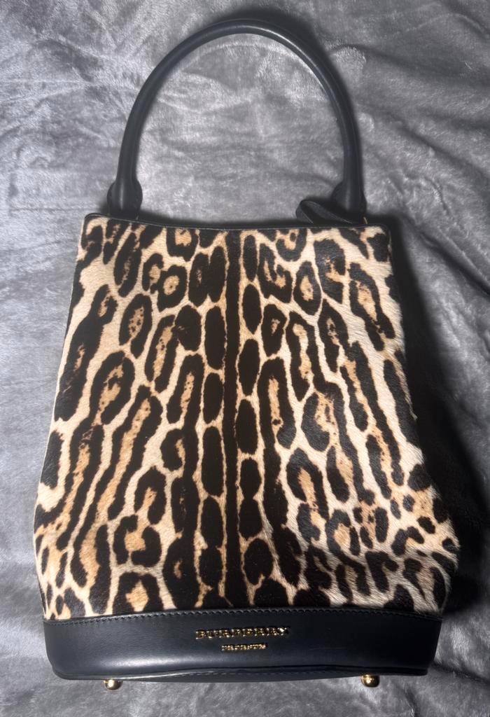 Burberry bucket bag, origineel en nieuw!, Handtassen en Accessoires, Tassen | Damestassen, Nieuw, Overige typen, Overige kleuren