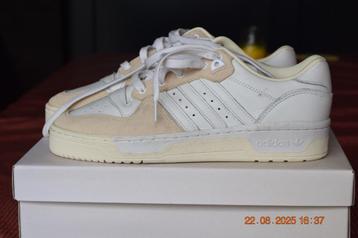 adidas sneakers beschikbaar voor biedingen