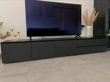 TV-meubel. Lengte 220cm. Diepte 45cm. Hoogte 36,5cm. beschikbaar voor biedingen