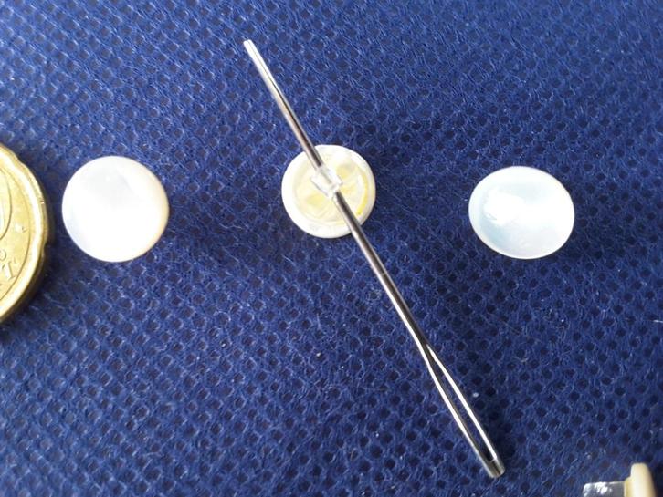 parelmoer knoop 10 mm licht gewelfd met schacht B1030B, Hobby en Vrije tijd, Naaien en Fournituren, Nieuw, Ophalen of Verzenden