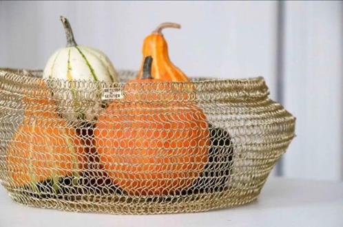 Goud gewoven Fruitmand, Huis en Inrichting, Woonaccessoires | Schalen en Manden, Nieuw, Mand, Rond, Overige materialen, Ophalen of Verzenden