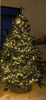 Kerstboom incl rieten mand te koop (zonder kerstballen), Diversen, Ophalen, Zo goed als nieuw