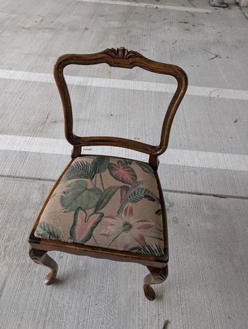 2 antieke stoelen  beschikbaar voor biedingen