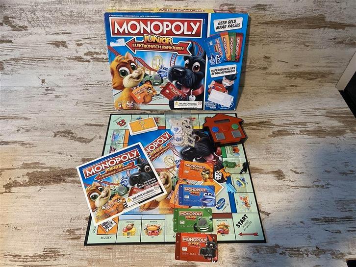 Monopoly junior elektronisch bankieren [s636], Hobby en Vrije tijd, Gezelschapsspellen | Bordspellen, Zo goed als nieuw, Verzenden