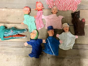 Oude poppenkast met poppen beschikbaar voor biedingen
