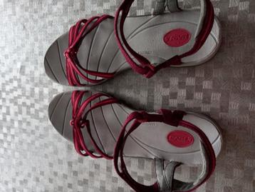 Teva sandalen . Nieuw beschikbaar voor biedingen