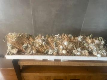 Twee identieke supermooie kerststukken met verlichting beschikbaar voor biedingen