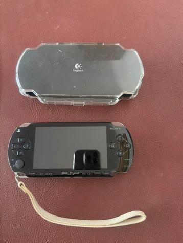 Sony 1004 psp met playgear logitech-bescherming beschikbaar voor biedingen