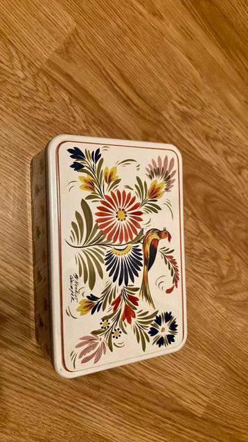 Vintage blikken doos beschikbaar voor biedingen