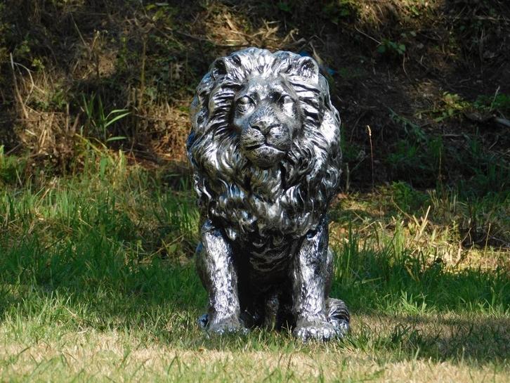 Belle statue de lion, polystone, gris argenté, Antiquités & Art, Art | Sculptures & Bois, Enlèvement ou Envoi