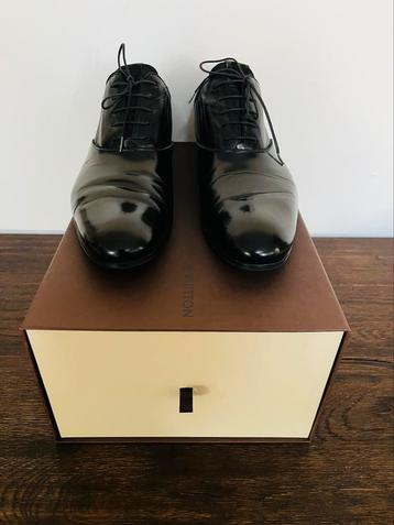 Chaussure Louis Vuitton taille 41 en cuir noir pour homme  disponible aux enchères