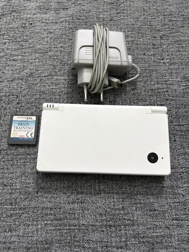 Nintendo DSi (White) + Original Charger + Game, Games en Spelcomputers, Spelcomputers | Nintendo DS, Zo goed als nieuw, Dsi, Wit