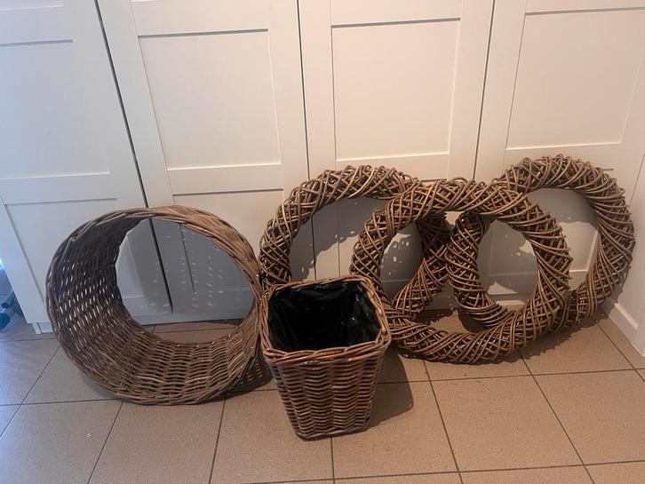 NIEUW rieten rand  (7€), bloembak (5€), krans 3x (10€), Huis en Inrichting, Woonaccessoires | Kransen, Nieuw, Ophalen