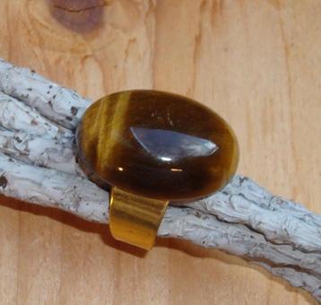 Verstelbare goudkleurige ring met tijgeroog beschikbaar voor biedingen