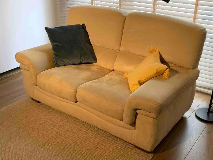 zandkleurige suede 2 zit, Huis en Inrichting, Zetels | Zetels, Zo goed als nieuw, Rechte bank, Tweepersoons, 150 tot 200 cm, 75 tot 100 cm