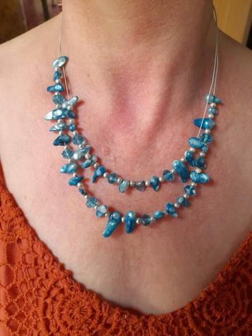Collier pour femme en perles et strass bleu pâle