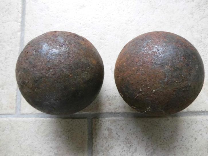 2 antieke kanonskogels Napoleon, Antiek en Kunst, Curiosa en Brocante, Ophalen