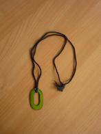 Gratis Zwarte touw ketting met groene metalen ovale hanger, Ophalen of Verzenden