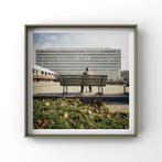 Man op bankje voor modernistisch gebouw, 1965, Ophalen of Verzenden, Zo goed als nieuw, Print