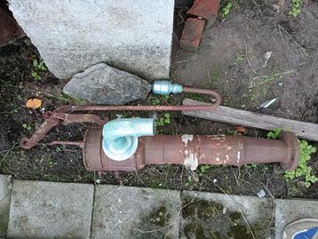 oude gietijzeren hand waterpomp beschikbaar voor biedingen