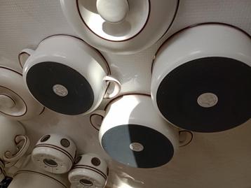 Servies vuur vaste kommen en koffie- en theekan beschikbaar voor biedingen