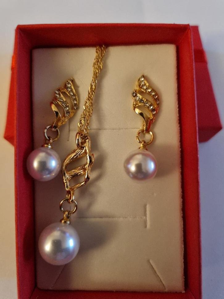 Gouden set, Handtassen en Accessoires, Kettingen, Nieuw, Ophalen of Verzenden