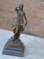 Standbeeld vrouw justitie of dame in brons gesigneerd., Antiek en Kunst, Ophalen, Brons