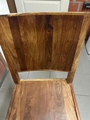 Stoelen van massief hout beschikbaar voor biedingen