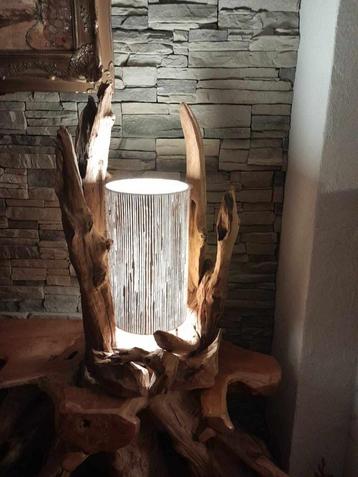 Lampe neuve avec racines de bois exotique