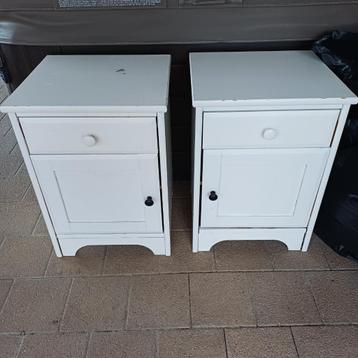 2 nachttafeltjes beschikbaar voor biedingen