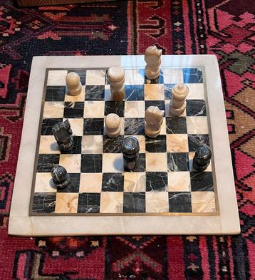 Marmeren schaakspel beschikbaar voor biedingen