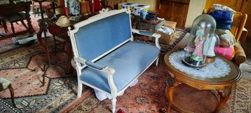 Salon met fauteuil in blauwe velours en 3 bijhorende stoelen beschikbaar voor biedingen