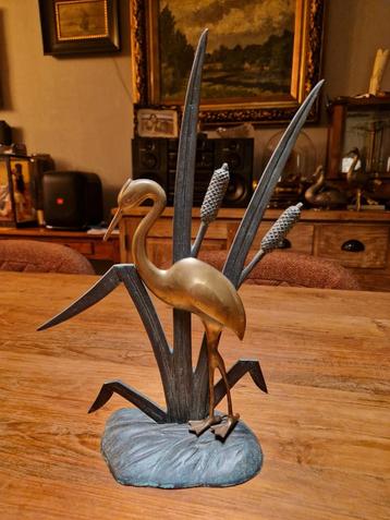 Vintage messing kraanvogel reiger tussen riet beschikbaar voor biedingen