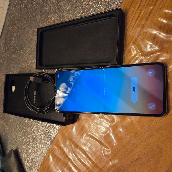 Samsung Z flip 5 &Samsung Watch 6, Telecommunicatie, Mobiele telefoons | Samsung, Zo goed als nieuw, Ophalen