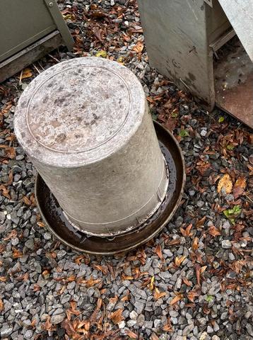 Drinkbak kippen konijn beschikbaar voor biedingen