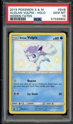 Alolan Vulpix Holo PSA 10 - SV8/SV94 - Hidden Fates 2019, Hobby en Vrije tijd, Verzenden, Zo goed als nieuw, Losse kaart, Foil