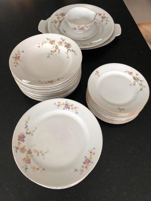 Ensemble vaisselle assiettes et plats, Antiquités & Art, Antiquités | Services (vaisselle) pièces