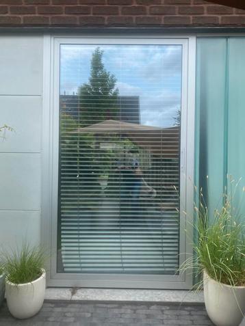 Aluminium draai kip raam inclusief Luxaflex, 2m17 x 1m25 beschikbaar voor biedingen