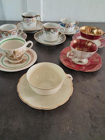 Set antieke koffie- of theekopjes  beschikbaar voor biedingen