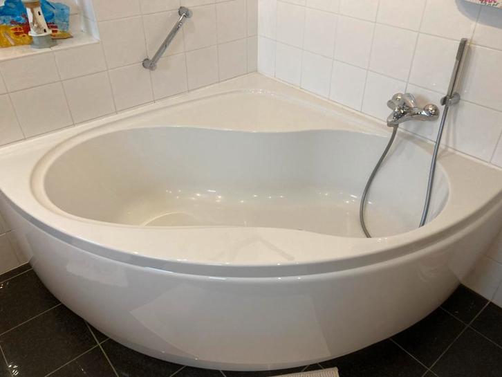 Mooi modern hoekbad, Huis en Inrichting, Badkamer | Complete badkamers, Gebruikt, Met bad, Ophalen