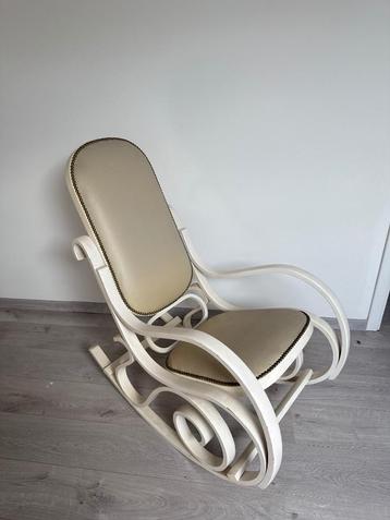 Vintage schommelstoel beschikbaar voor biedingen