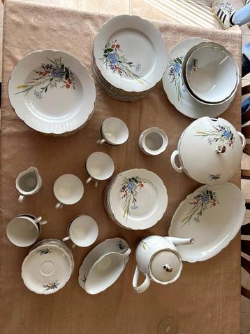 Servies met gouden rand en bloemenmotief beschikbaar voor biedingen
