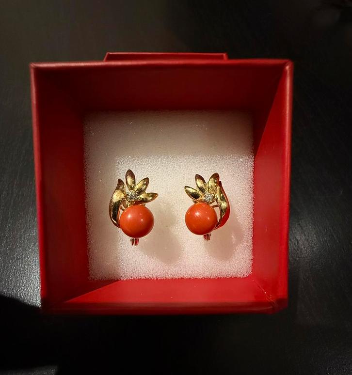 18 karaats gouden oorbellen met bloedkoraal en briljantjes, Handtassen en Accessoires, Oorbellen, Zo goed als nieuw, Knopjes of Stekers